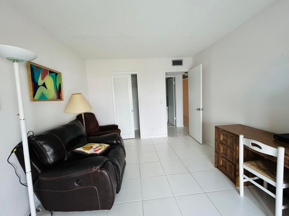 For Sale: $245,000 (2 beds, 2 baths, 1062 Square Feet)