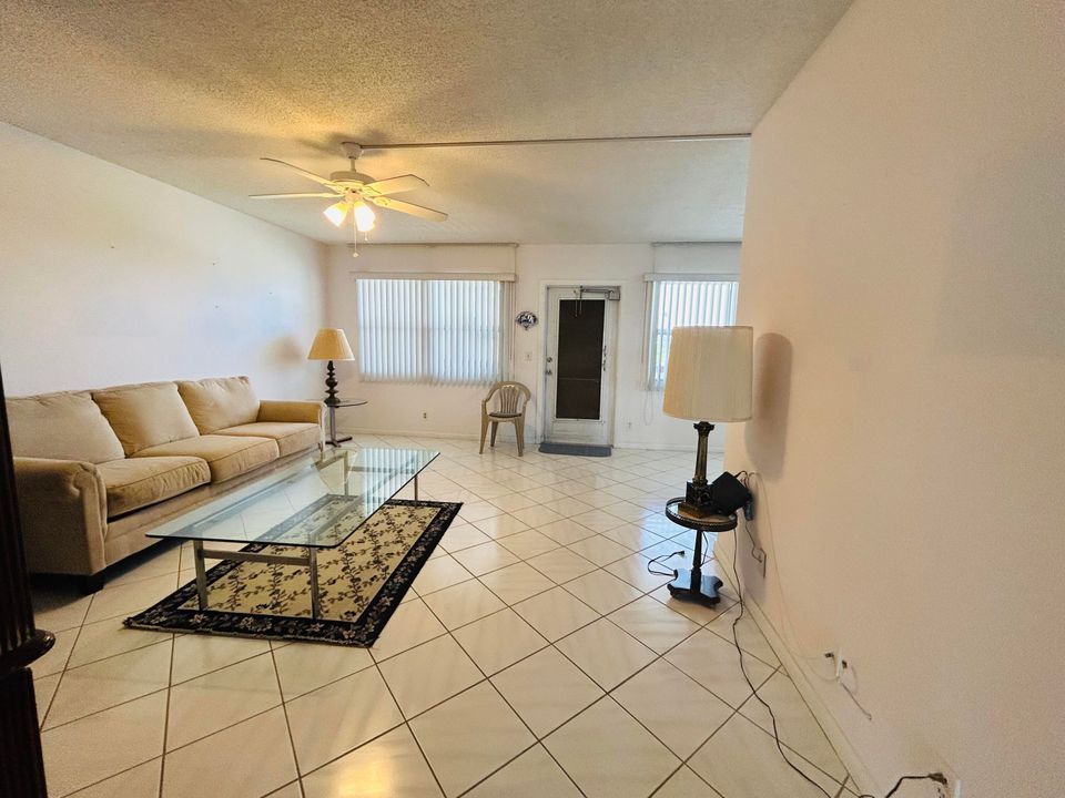 For Sale: $245,000 (2 beds, 2 baths, 1062 Square Feet)
