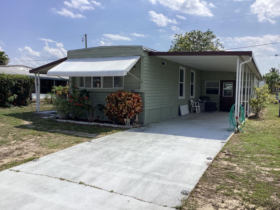 For Sale: $199,999 (2 beds, 2 baths, 740 Square Feet)