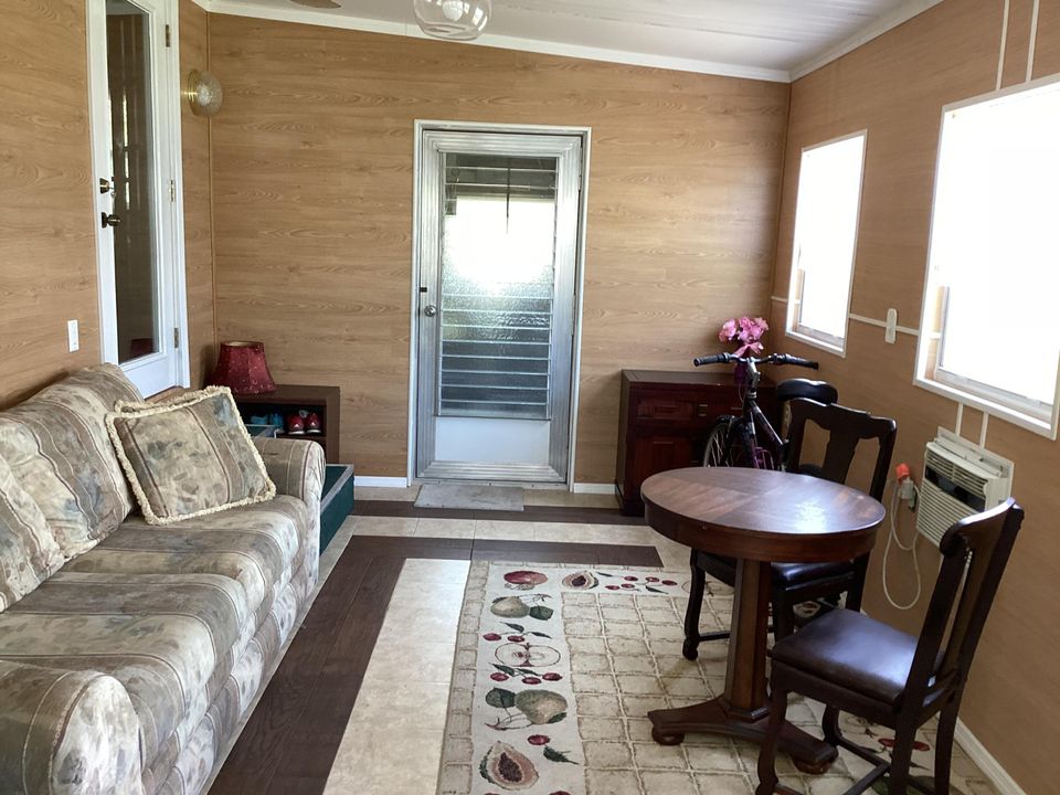 For Sale: $199,999 (2 beds, 2 baths, 740 Square Feet)