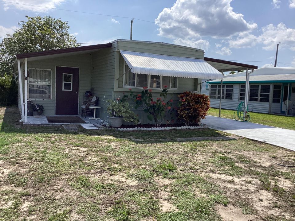 For Sale: $199,999 (2 beds, 2 baths, 740 Square Feet)