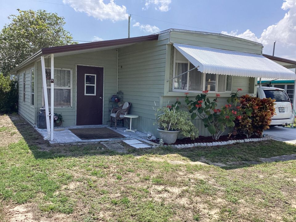 For Sale: $199,999 (2 beds, 2 baths, 740 Square Feet)