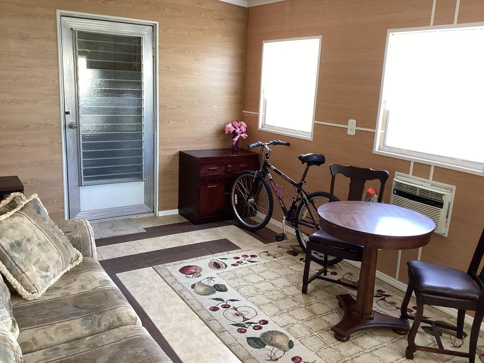 For Sale: $199,999 (2 beds, 2 baths, 740 Square Feet)