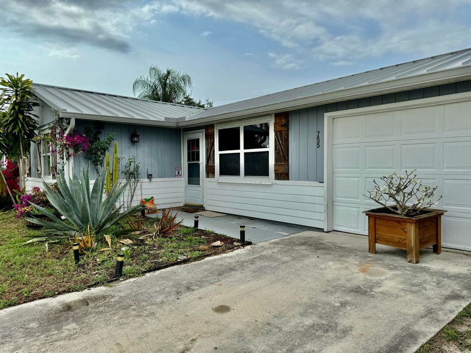 For Sale: $415,000 (3 beds, 2 baths, 1202 Square Feet)