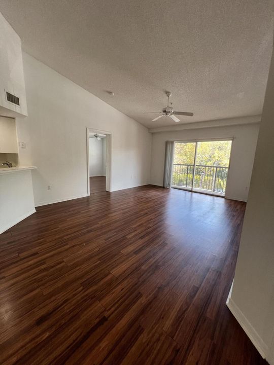 Recently Rented: $1,950 (2 beds, 2 baths, 1026 Square Feet)
