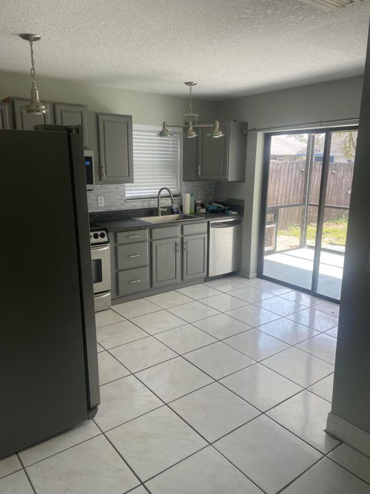 For Rent: $2,800 (3 beds, 2 baths, 1089 Square Feet)