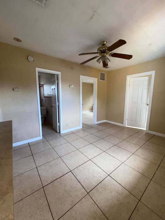 For Rent: $1,850 (2 beds, 1 baths, 895 Square Feet)