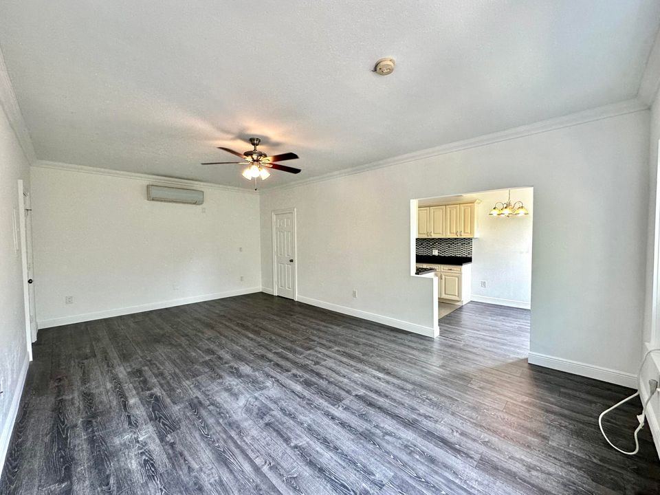Active With Contract: $1,500 (0 beds, 1 baths, 700 Square Feet)