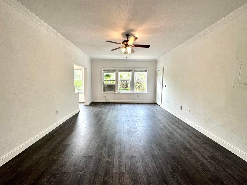 Active With Contract: $1,500 (0 beds, 1 baths, 700 Square Feet)