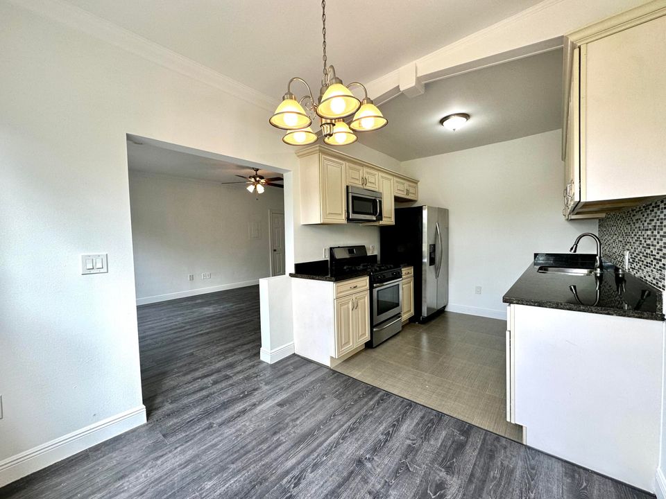 Active With Contract: $1,500 (0 beds, 1 baths, 700 Square Feet)