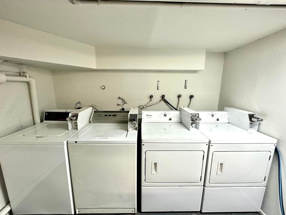 Active With Contract: $1,500 (0 beds, 1 baths, 700 Square Feet)