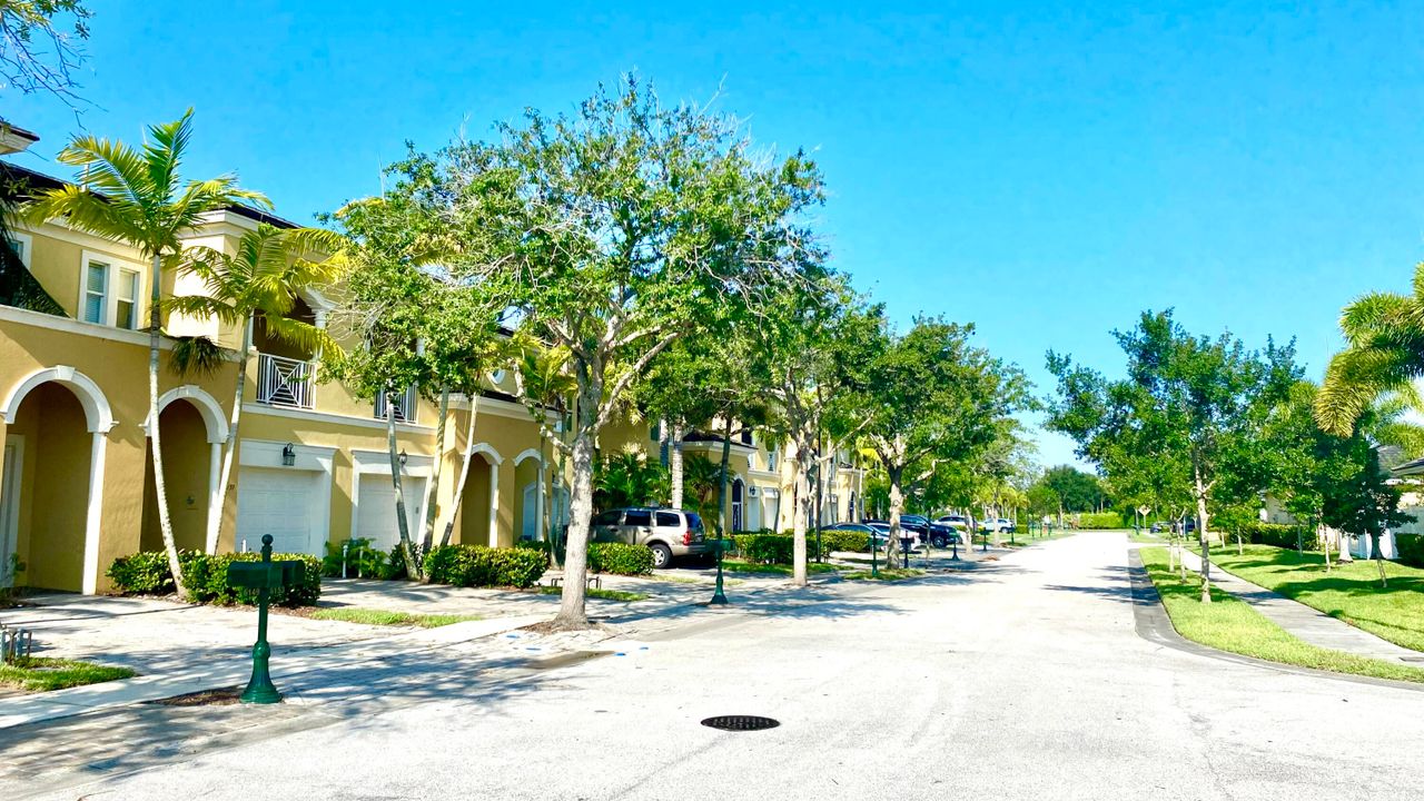 For Sale: $350,000 (2 beds, 2 baths, 1759 Square Feet)