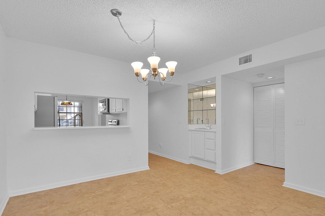 For Sale: $364,900 (2 beds, 2 baths, 1178 Square Feet)