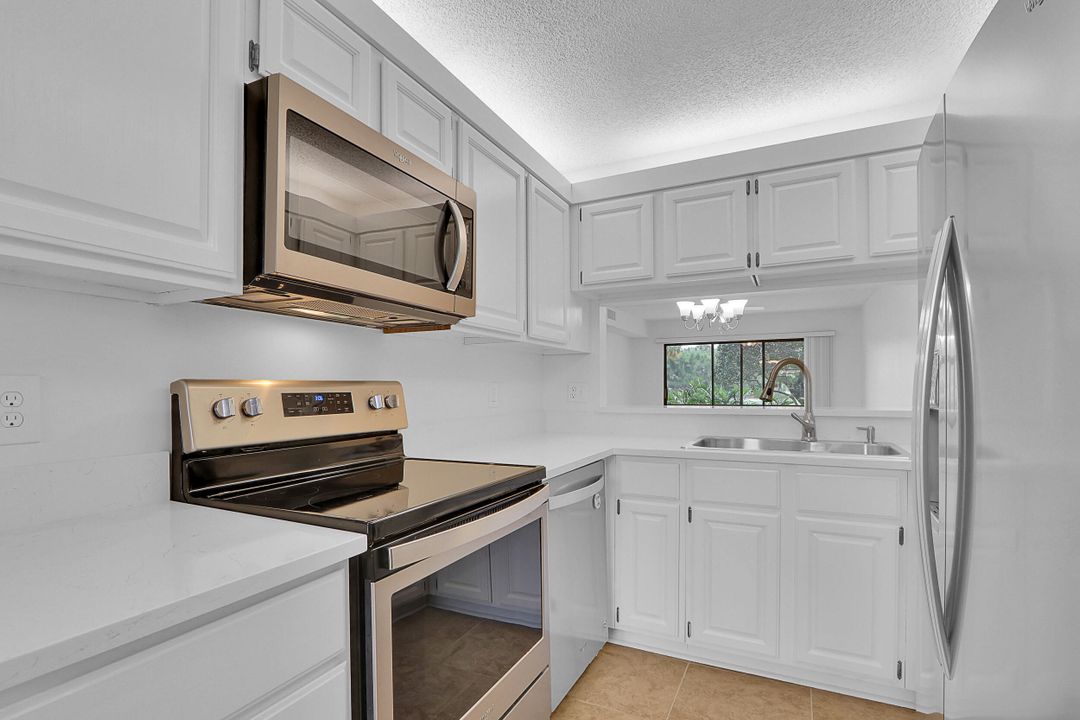 For Sale: $364,900 (2 beds, 2 baths, 1178 Square Feet)