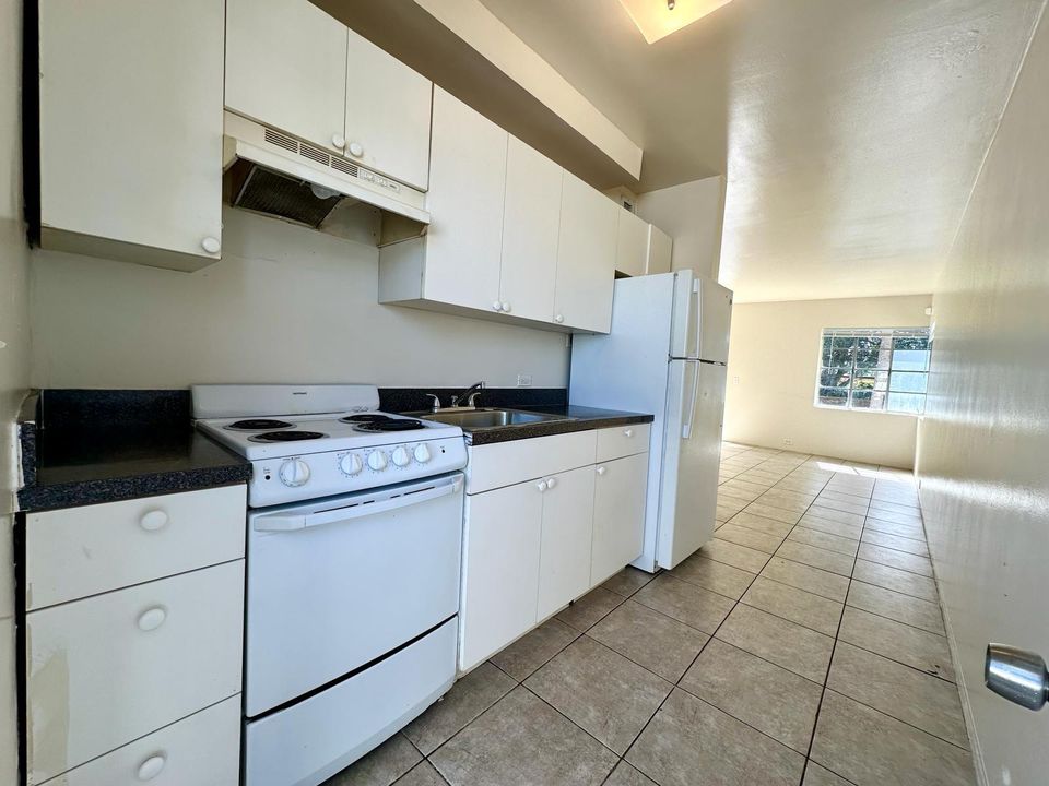 Active With Contract: $1,825 (2 beds, 1 baths, 950 Square Feet)