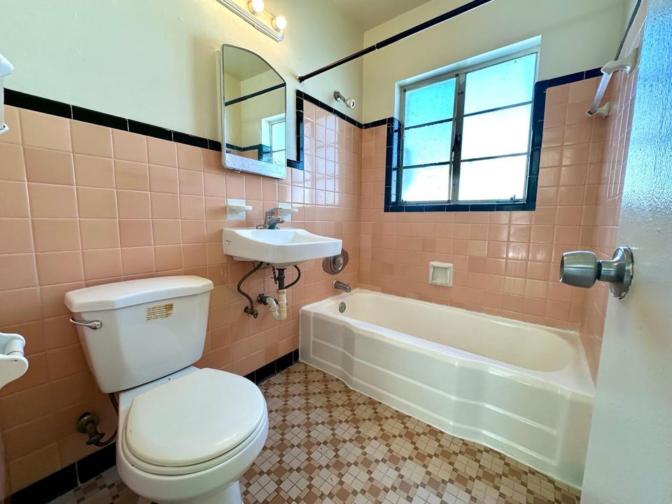 合同活跃: $1,825 (2 贝兹, 1 浴室, 950 平方英尺)