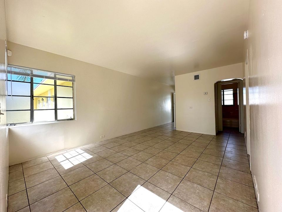 Active With Contract: $1,825 (2 beds, 1 baths, 950 Square Feet)