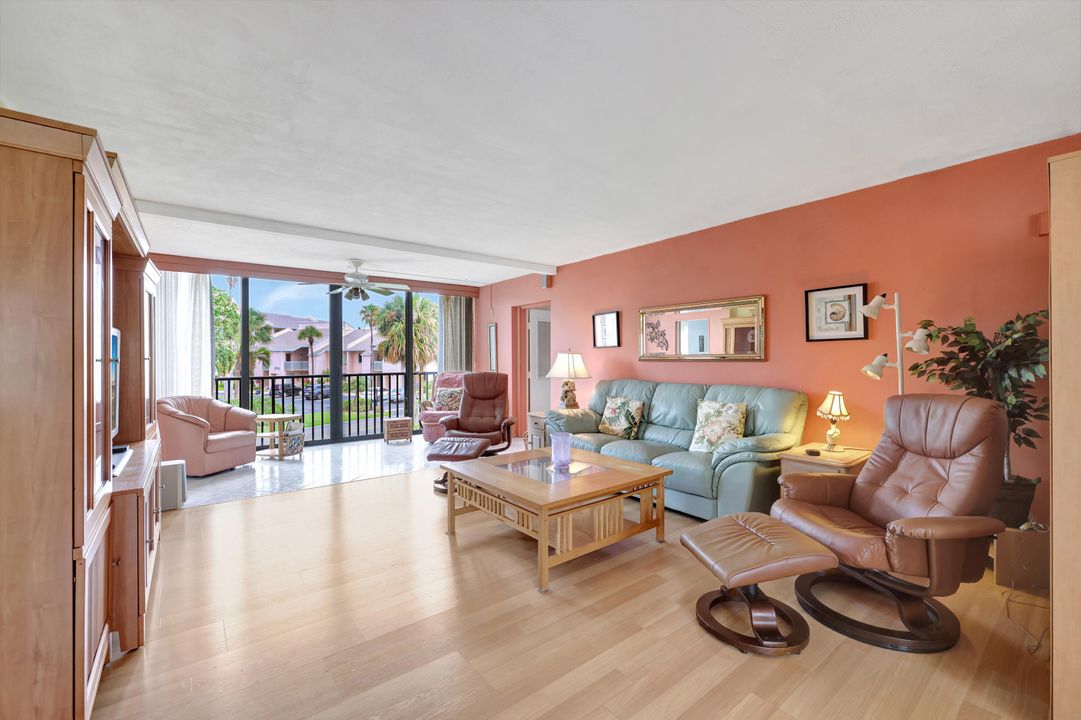 For Sale: $415,000 (2 beds, 2 baths, 1184 Square Feet)