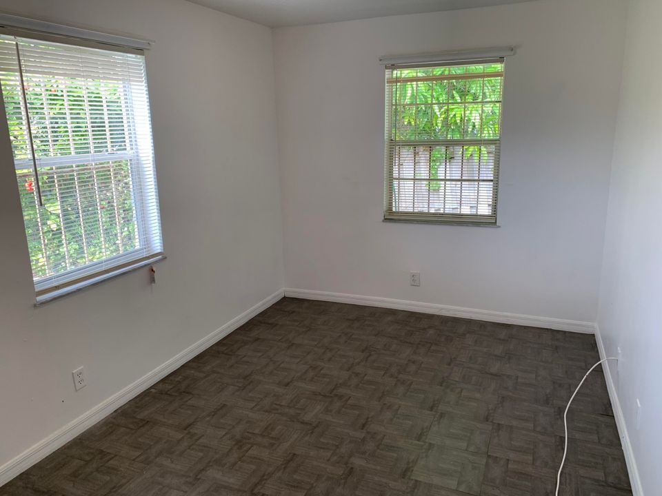 Active With Contract: $1,600 (2 beds, 1 baths, 840 Square Feet)