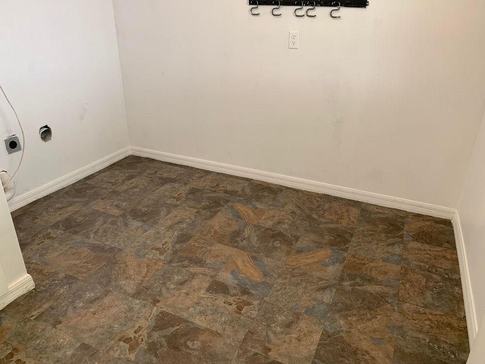 Active With Contract: $1,600 (2 beds, 1 baths, 840 Square Feet)
