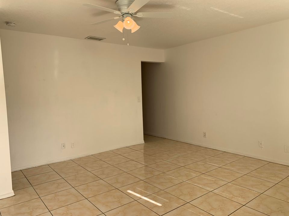 Active With Contract: $1,600 (2 beds, 1 baths, 840 Square Feet)