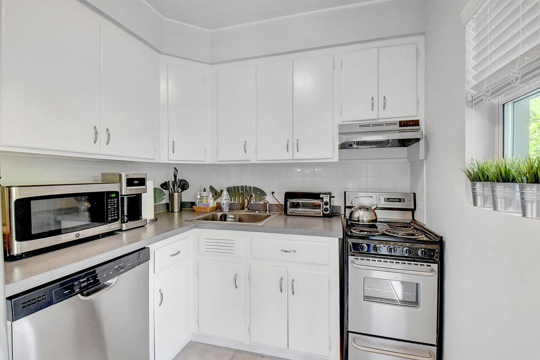 For Sale: $795,000 (2 beds, 2 baths, 880 Square Feet)