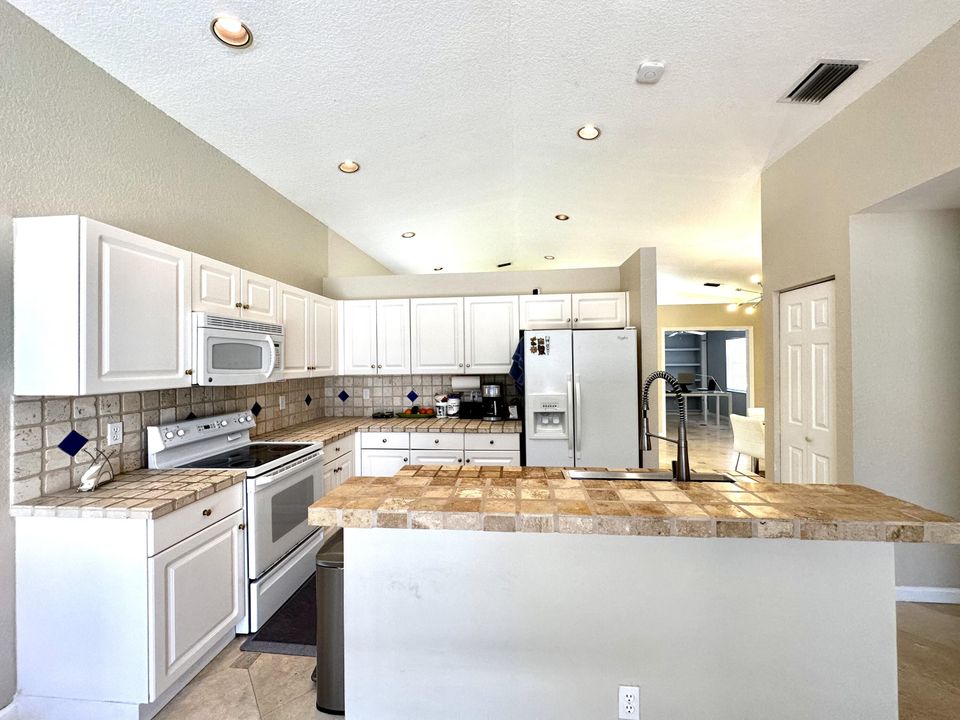 Active With Contract: $3,500 (4 beds, 2 baths, 1470 Square Feet)