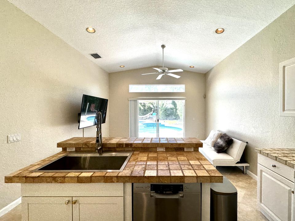 Active With Contract: $3,500 (4 beds, 2 baths, 1470 Square Feet)