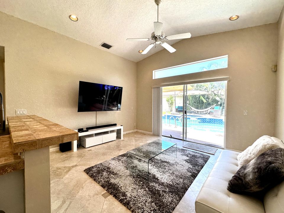 Active With Contract: $3,500 (4 beds, 2 baths, 1470 Square Feet)