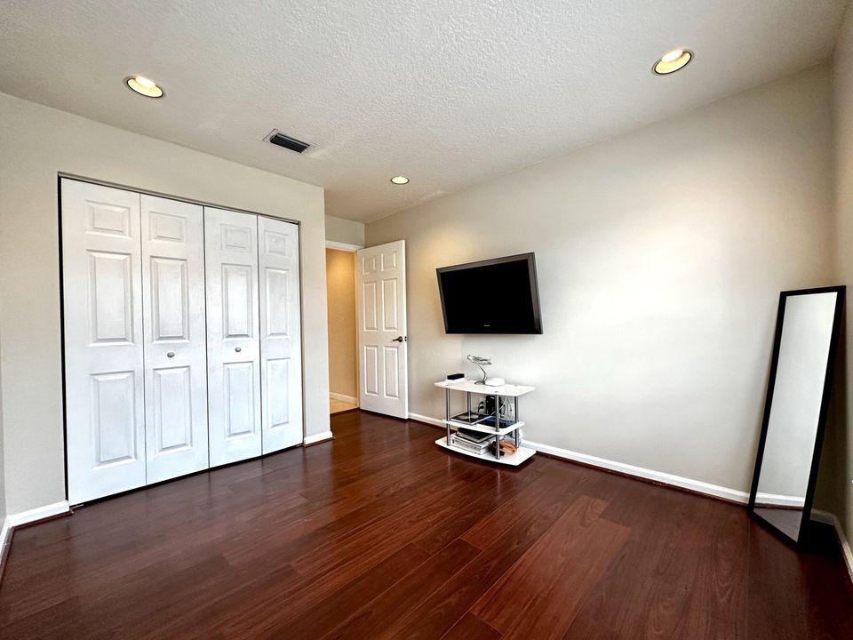 Active With Contract: $3,500 (4 beds, 2 baths, 1470 Square Feet)