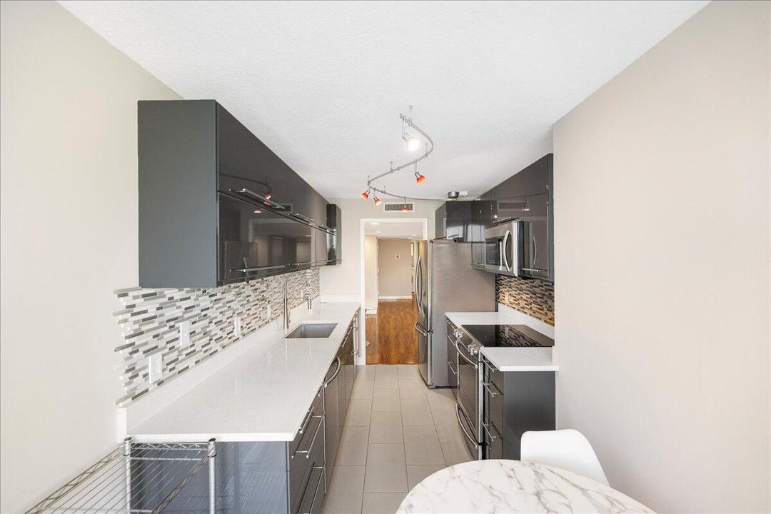 For Sale: $549,900 (2 beds, 2 baths, 1432 Square Feet)