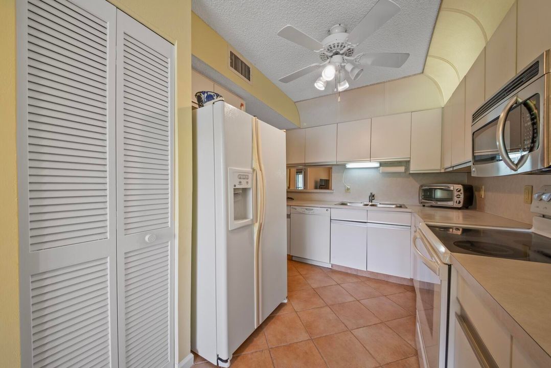 For Sale: $179,900 (2 beds, 2 baths, 1205 Square Feet)