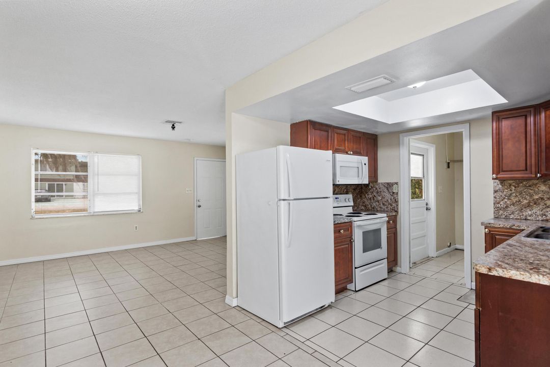 Active With Contract: $1,995 (4 beds, 2 baths, 1498 Square Feet)