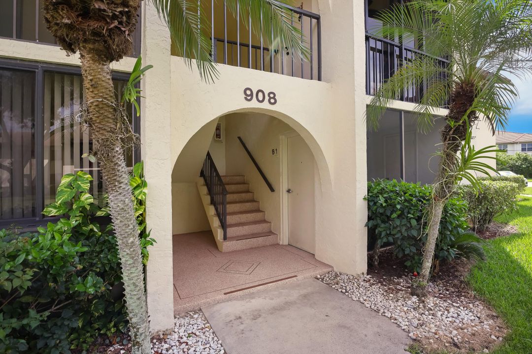 For Sale: $305,000 (2 beds, 2 baths, 1115 Square Feet)