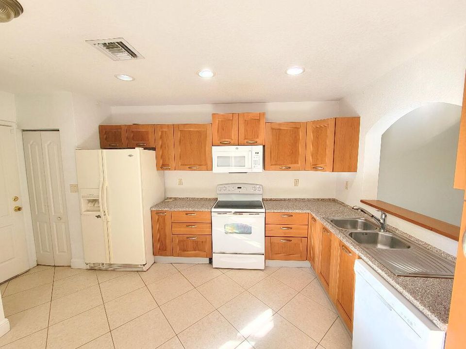 For Rent: $3,000 (3 beds, 2 baths, 1779 Square Feet)