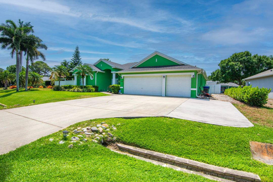 Active With Contract: $550,000 (4 beds, 3 baths, 2548 Square Feet)