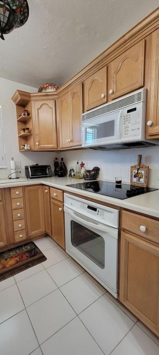 For Rent: $1,950 (2 beds, 2 baths, 866 Square Feet)