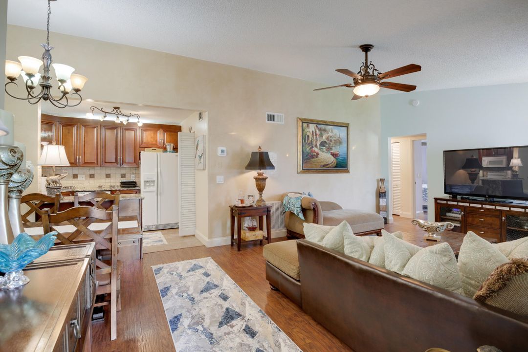 For Sale: $305,000 (2 beds, 2 baths, 1115 Square Feet)