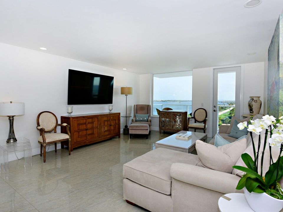 For Sale: $699,900 (2 beds, 2 baths, 1555 Square Feet)