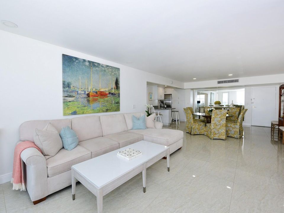 For Sale: $699,900 (2 beds, 2 baths, 1555 Square Feet)