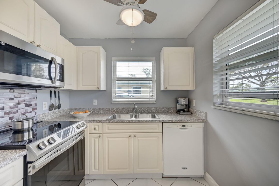 For Sale: $265,000 (2 beds, 2 baths, 950 Square Feet)