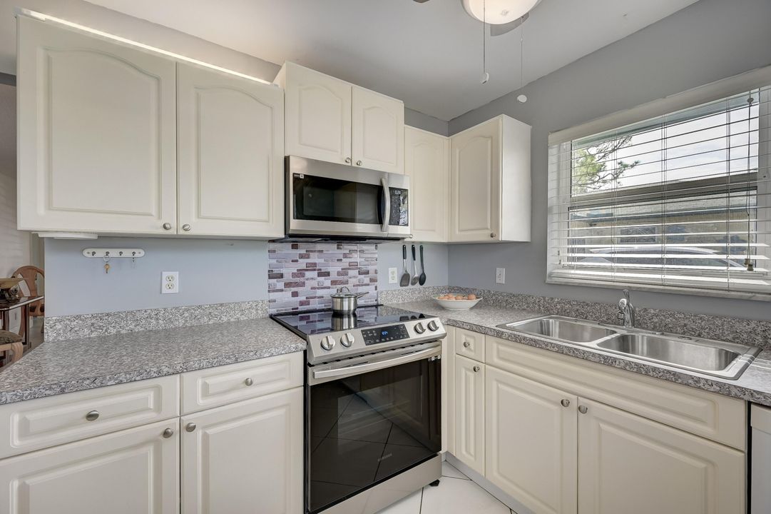 For Sale: $265,000 (2 beds, 2 baths, 950 Square Feet)