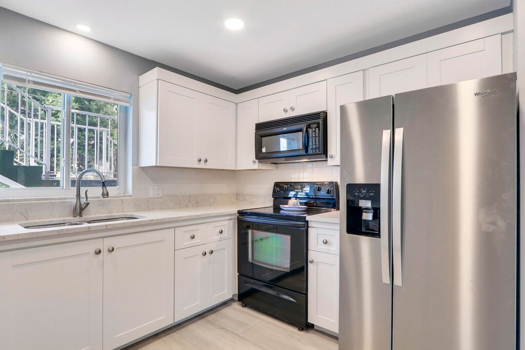 For Sale: $324,900 (2 beds, 2 baths, 920 Square Feet)