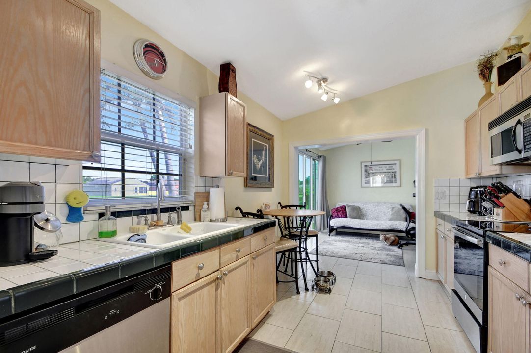 Active With Contract: $399,900 (2 beds, 2 baths, 1221 Square Feet)