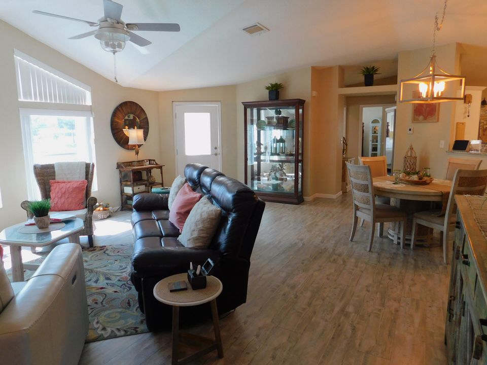 Active With Contract: $219,900 (2 beds, 2 baths, 1484 Square Feet)