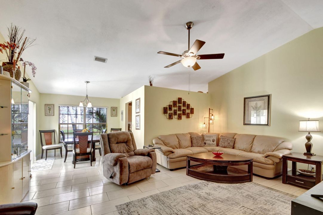 Active With Contract: $399,900 (2 beds, 2 baths, 1221 Square Feet)