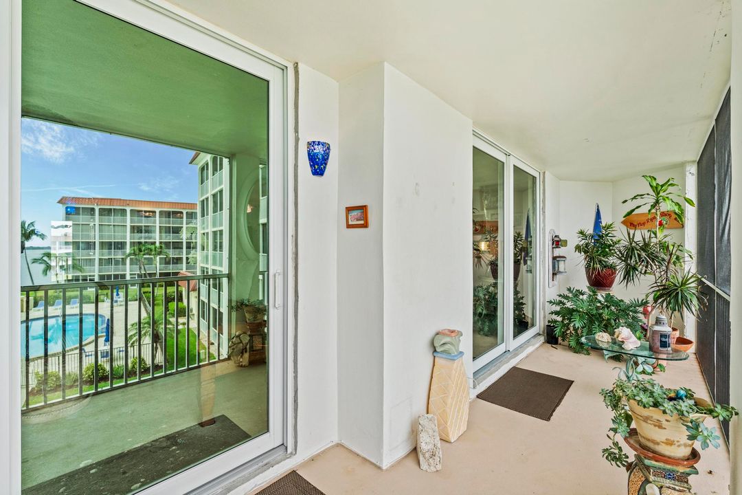 For Sale: $399,000 (2 beds, 2 baths, 1079 Square Feet)