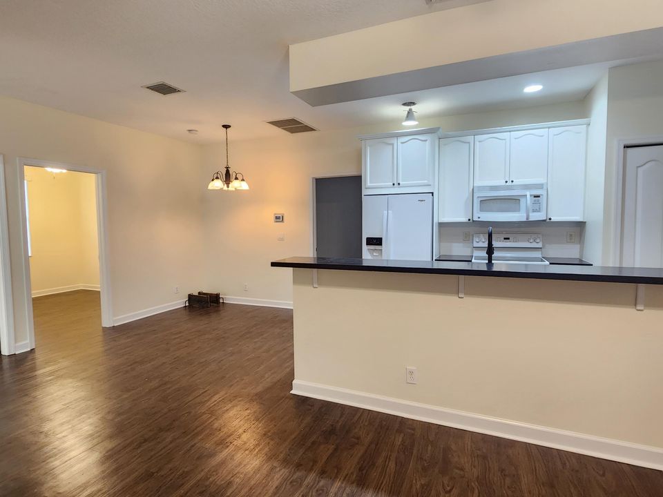 For Rent: $2,600 (3 beds, 2 baths, 1060 Square Feet)
