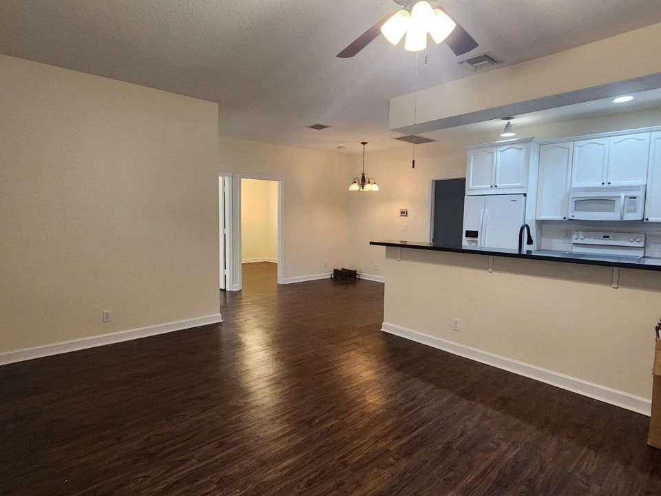 For Rent: $2,600 (3 beds, 2 baths, 1060 Square Feet)