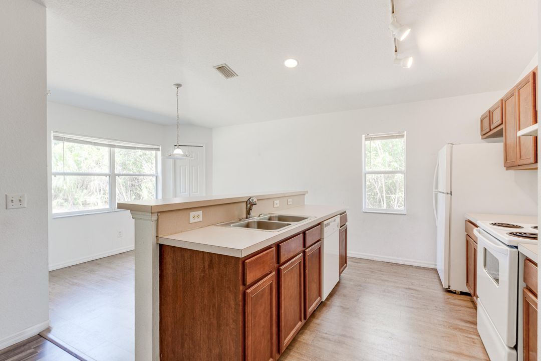 Active With Contract: $285,000 (3 beds, 2 baths, 1342 Square Feet)